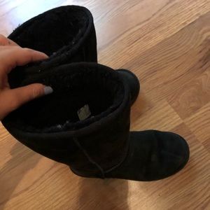 Black fuzzy winter boots